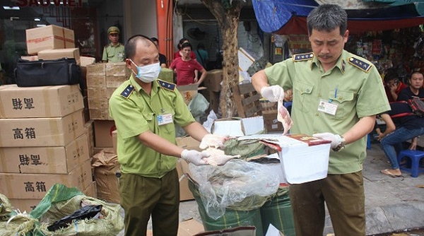 Hà Nội: Thu giữ số lượng lớn hàng hóa nhập lậu tại điểm tập kết hàng nhà xe Sao Việt