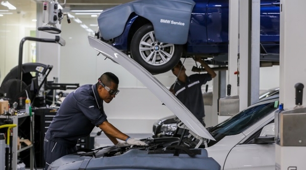 Chuyên gia kỹ thuật của tập đoàn BMW giúp khách hàng chăm sóc xe tại Việt Nam