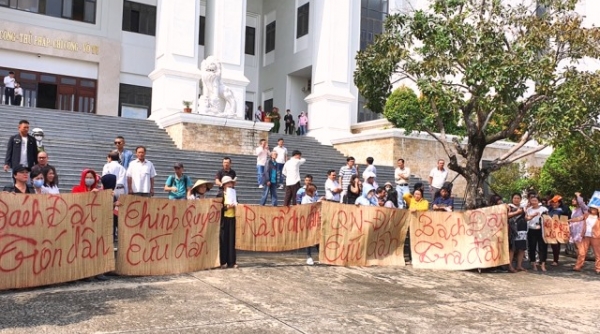 Đà Nẵng: Hàng trăm khách hàng căng băng rôn vì nguyên đơn vắng mặt