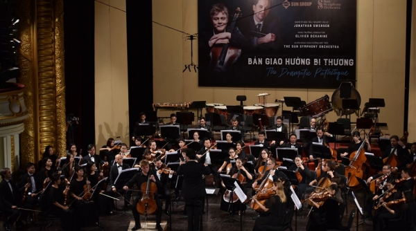 Nghệ sĩ trẻ Jonathan Swensen chinh phục khán giả Việt Nam với tiếng đàn cello