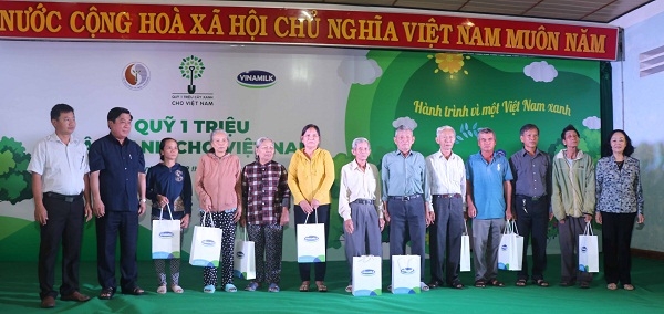 Vinamilk trồng cây xanh góp phần chống 'biến đổi khí hậu' tại Bình Định