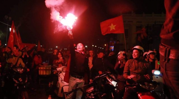 Cổ động viên đổ xô ra đường ăn mừng U22 Việt Nam vô địch Sea Games 30