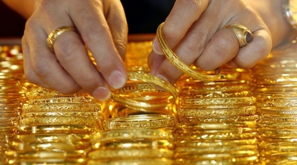 Giá vàng giảm nhẹ trước sức ép của đồng USD