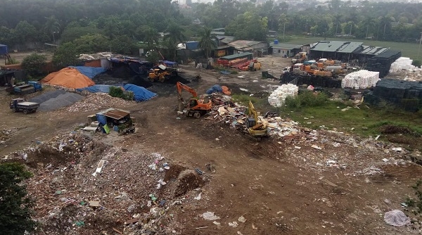 Hoàng Mai (Hà Nội): Bãi tập kết rác thải không phép nằm ở chân cầu Thanh Trì ngang nhiên hoạt động