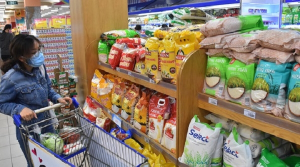 Giá cả thị trường 11/4: Ngày cuối tuần, siêu thị giảm giá gạo, thịt lợn