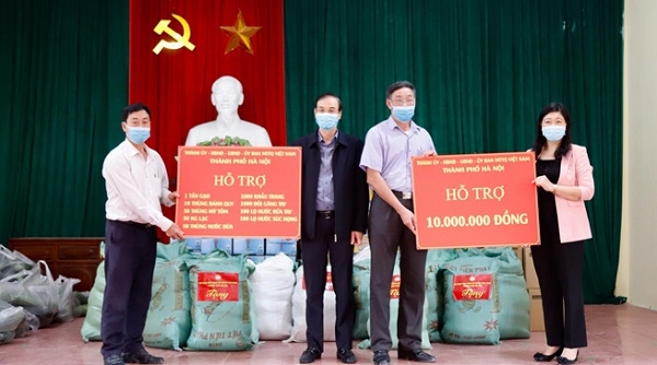 Hà Nội: Hỗ trợ nhu yếu phẩm cho các hộ dân bị cách ly ở thôn Đông Cứu