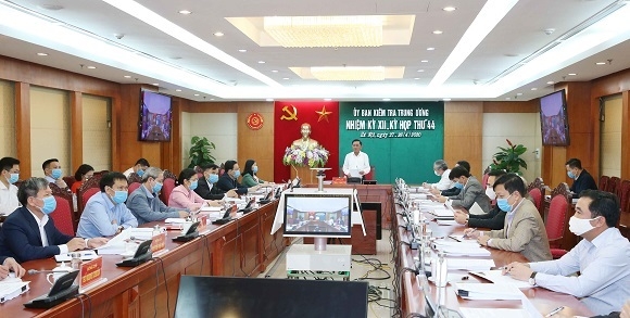 Ủy ban Kiểm tra Trung ương xem xét, thi hành kỷ luật nhiều cán bộ