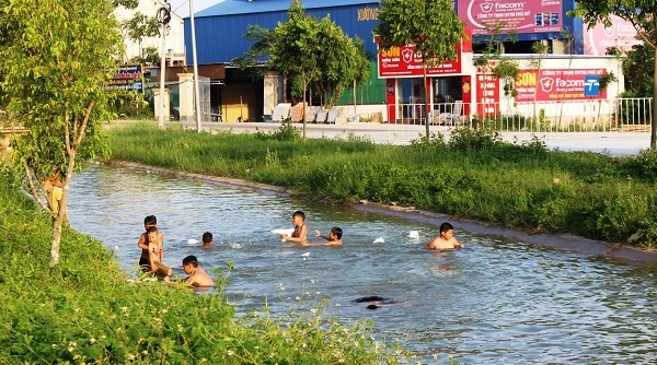 Nghệ An: Trời nắng như đổ lửa, người dân kéo nhau ra sông Lam, kênh thủy lợi giải nhiệt