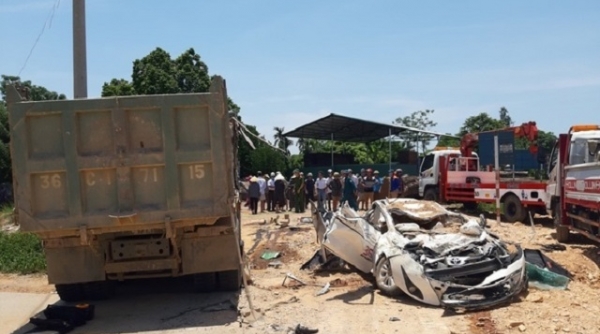 Xe tải chở đất đè xế hộp ở Thanh Hóa, 3 người tử vong