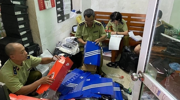 Hà Nội: Thu giữ hơn 5.000 giày nhái Adidas, Nike rao bán trên Zalo