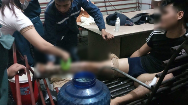Lào Cai: Trượt chân xuống rãnh lò gang, nam công nhân bị bỏng nặng