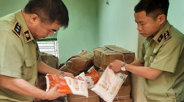 Hà Nội: Thu giữ gần 7 tấn phụ gia, nguyên liệu nhập lậu dùng để sản xuất bim bim