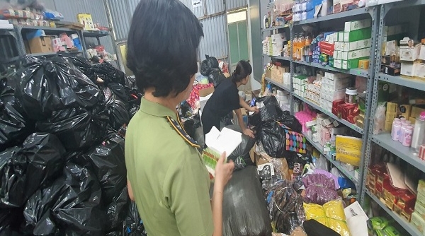 Hà Nội: QLTT phát hiện, thu giữ gần 11.000 sản phẩm vi phạm được bày bán trên Facebook