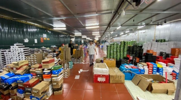 Hàng chục vạn mặt hàng lậu, giả tại Lào Cai được bán công khai trên Facebook