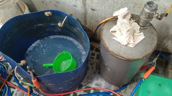 Kiên Giang: Bắt quả tang cơ sở bơm tạp chất vào tôm nguyên liệu