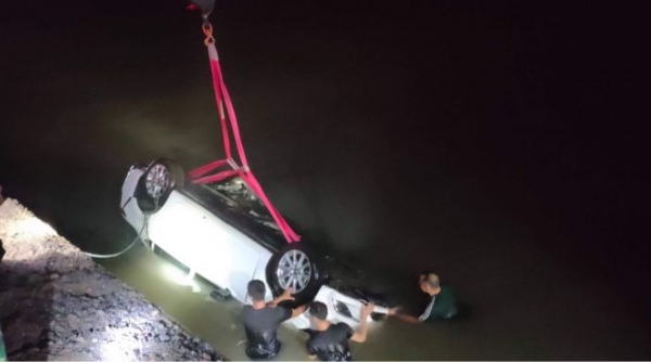 Quảng Ninh: Xe ôtô lao xuống biển, 4 người nguy kịch