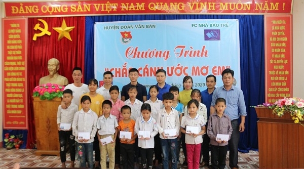 Lào Cai: Trao tặng nhiều phần quà ý nghĩa cho các em học sinh vùng cao