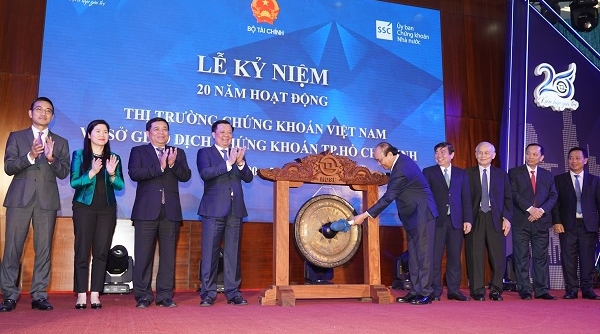 Thủ tướng: Sớm nâng hạng chứng khoán Việt Nam từ thị trường cận biên lên thị trường mới nổi