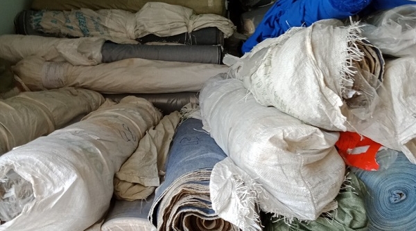 Tây Ninh: Phát hiện gần 20 tấn vải cây, dây thun bẹ do nước ngoài sản xuất