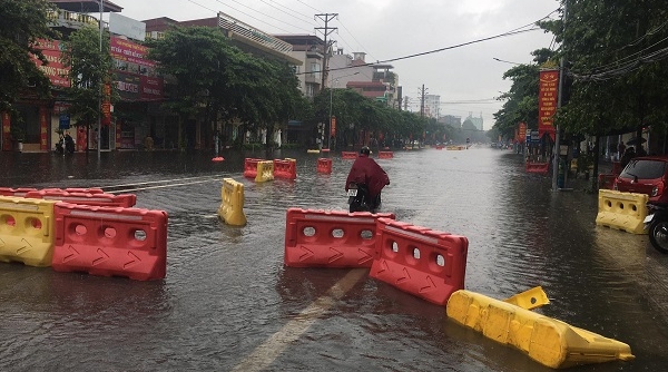 Phú Thọ: Mưa lớn làm dải phân cách hỗn độn, cản trở giao thông