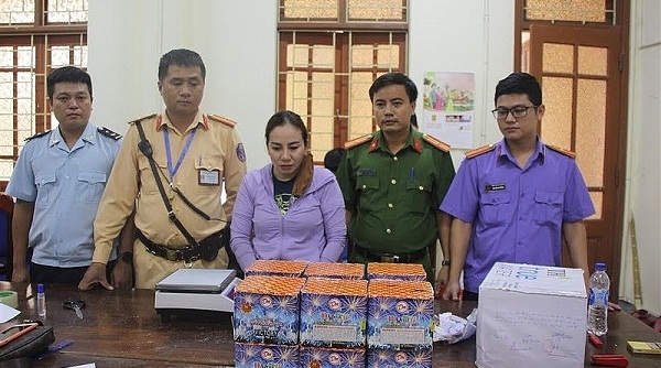 Nghệ An: Bắt vụ vận chuyển 2 kg thuốc phiện và 30 kg pháo nổ