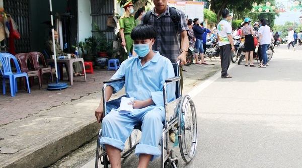 Văn Bàn (Lào Cai): Thí sinh ngồi xe lăn đi thi tốt nghiệp