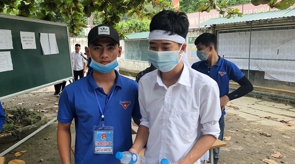 Nghệ An: Nam sinh đeo khăn tang đến trường dự thi