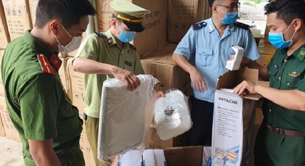 Lạng Sơn: Tạm giữ hơn 1.300 chiếc quạt sưởi và khăn choàng vải có dấu hiệu giả mạo nhãn hiệu