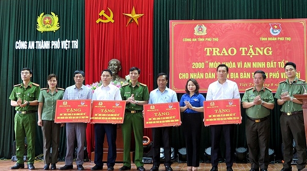 Phú Thọ: Trao tặng “2.000 móc khóa vì an ninh Đất Tổ”