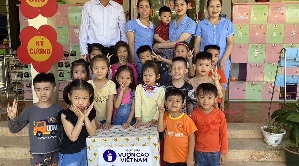 Quỹ sữa "Vươn cao Việt Nam" và Vinamilk đến với trẻ em khó khăn vùng cao Yên Bái