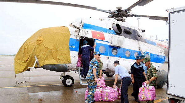 Dùng trực thăng chuyển hàng cứu trợ 2 xã bị cô lập ở Phước Sơn