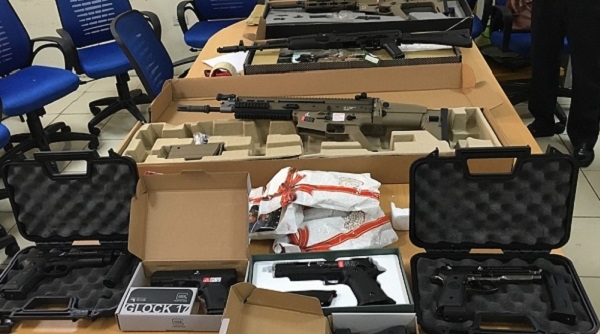 Hải quan Hà Nội: Phát hiện 9 sản phẩm hình dạng súng trong lô hàng chuyển phát nhanh