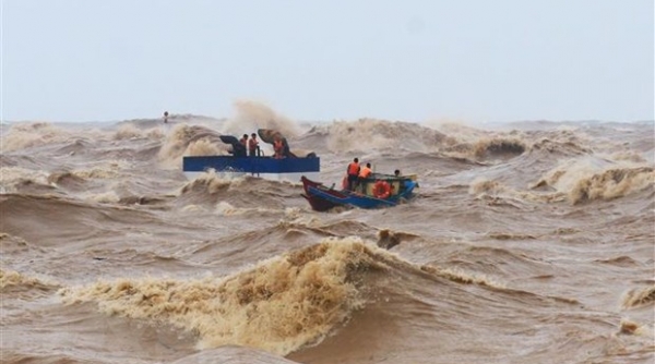 Tìm kiếm 2 nhân viện Trạm Hải đăng bị sóng đánh rơi xuống biển
