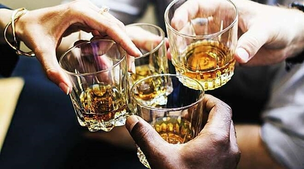 Sau khi uống rượu bao lâu mới có thể lái xe?