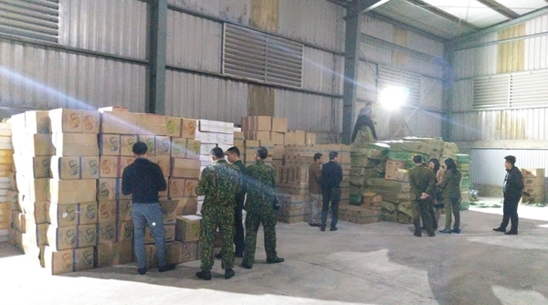 Lào Cai: Phát hiện cơ sở chứa hơn 1 tấn bánh kẹo nhập lậu về bán Tết