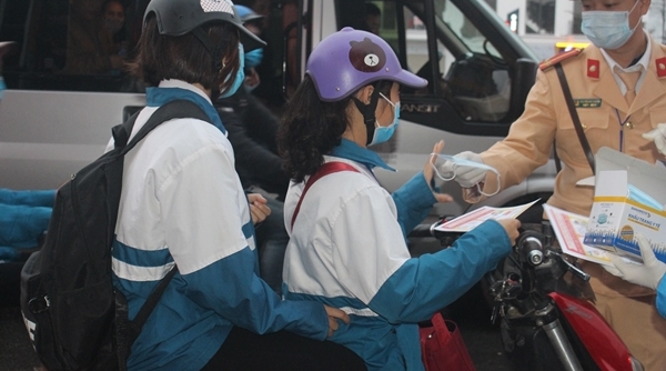 Bắc Giang: Phát miễn phí hơn 3.000 khẩu trang cho người tham gia giao thông