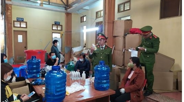 Thái Bình: Phát hiện cơ sở sản xuất nước rửa tay không đúng quy định giữa mùa dịch corona