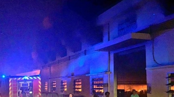 Cháy xưởng giày, gần 200 lính cứu hỏa được huy động dập lửa