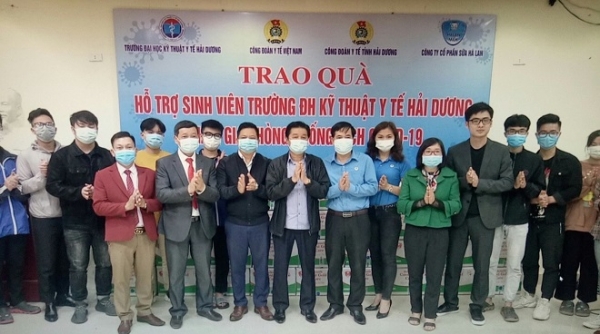 Hải Dương: Trao quà hỗ trợ sinh viên tham gia phòng chống dịch Covid-19