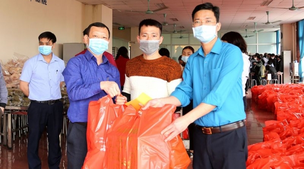 Công ty Than Nam Mẫu trao 373 suất quà cho người lao động đón Tết xa quê