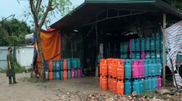 Bắt quả cơ sở sang chiết gas trái phép tại khu vực ven đê sông Hồng thuộc địa phận huyện Thanh Trì