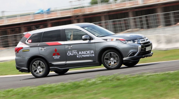 Mitsubishi Outlander được triệu hồi khắc phục rủi ro “trôi xe” khi dừng, đỗ