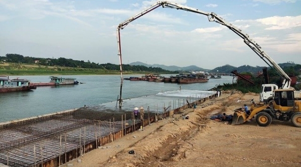 Đoan Hùng (Phú Thọ): Dừng hoạt động, kiểm tra làm rõ vi phạm của bến thủy nội địa đổ bê tông lấn sông Lô