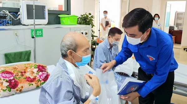 Tỉnh đoàn Thanh Hóa trao tặng quà cho bệnh nhân nghèo