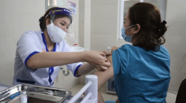 Người tiêm đủ liều vaccine COVID-19 về từ vùng dịch cần tự theo dõi sức khoẻ 7 ngày