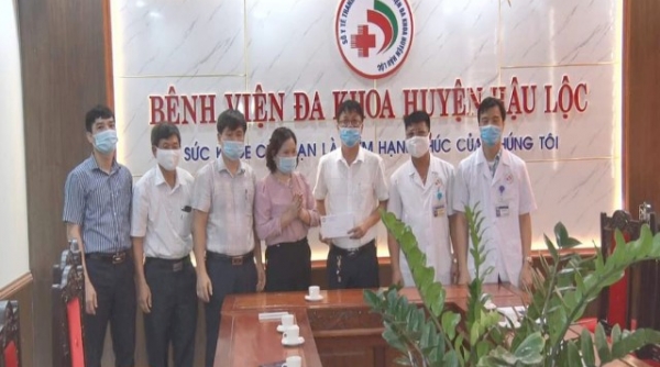 Hậu Lộc (Thanh Hóa): Lãnh đạo huyện thăm, tặng quà động viên tuyến đầu chống dịch Covid- 19 trên địa bàn