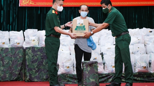 Viettel phối hợp cùng Bộ Tư lệnh Quân khu 7 trao quà cho 6.000 hộ dân 6 tỉnh miền Nam