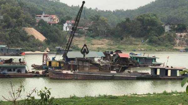 Phú Thọ tạm dừng khai thác cát trên sông Đà