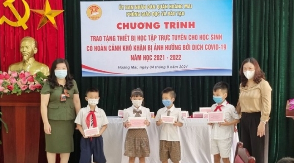 Ngành GD&ĐT quận Hoàng Mai (Hà Nội): Trao tặng thiết bị học tập trực tuyến cho học sinh có hoàn cảnh khó khăn