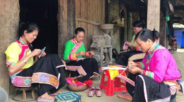 'Nghề làm giày thêu của người Xạ Phang' là di sản văn hóa phi vật thể quốc gia